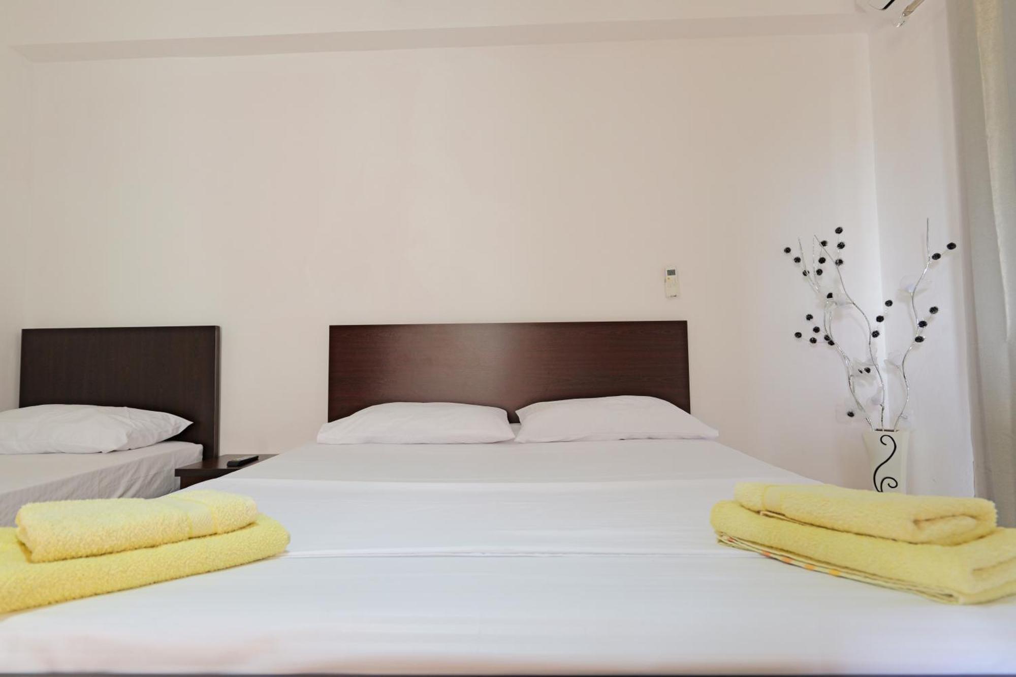 Brahimi Guest House Ксамил Екстериор снимка